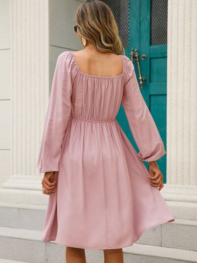 Carmenkleid mit Ballonärmeln und gesmoktem Oberteil