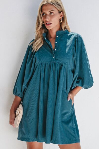 Robe en velours côtelé à manches trois quarts et boutons-pression au quart