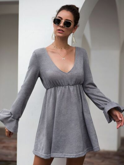 Mini-robe à manches volantées et col en V