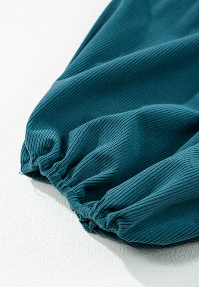 Robe en velours côtelé à manches trois quarts et boutons-pression au quart
