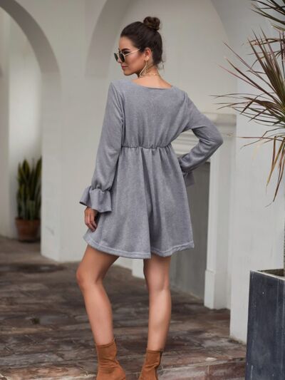 Mini-robe à manches volantées et col en V