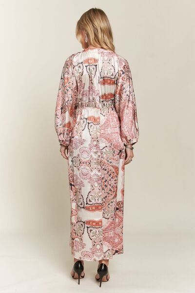 Robe ADORA à col en V et manches chauve-souris imprimée