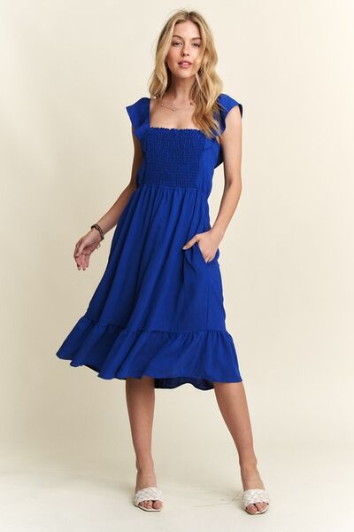 ADORA Smocked-Kleid mit eckigem Ausschnitt, Rüschen und Kappenärmeln